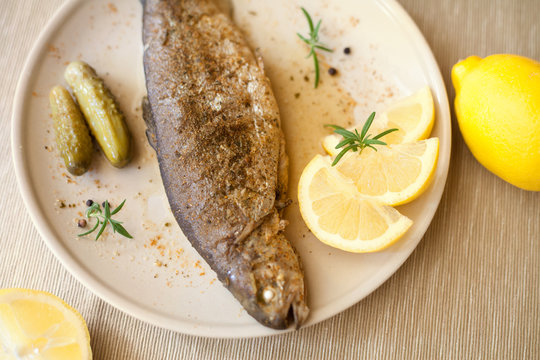 pstrąg pstrągi pieczony ruszt cytryna talerz danie menu karta