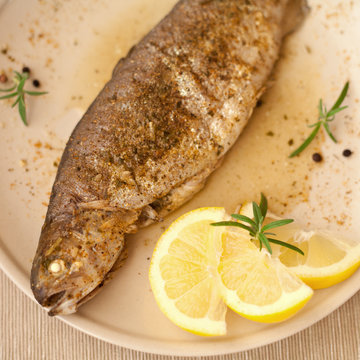 pstrąg pstrągi pieczony ruszt cytryna talerz danie menu karta