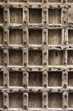 Puerta vieja de madera con clavos, fondo, textura.
