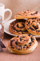 Chocolate chip brioche buns. Brioche con gocce di cioccolato.