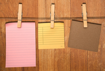 post it reminders and clothespins attached to a rope