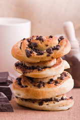 Chocolate chip brioche buns. Brioche con gocce di cioccolato.