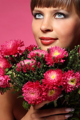 Naklejka premium Portrait of a young woman with pink flowers