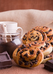 Chocolate chip brioche buns. Brioche con gocce di cioccolato.