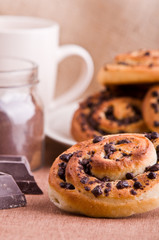 Chocolate chip brioche buns. Brioche con gocce di cioccolato.