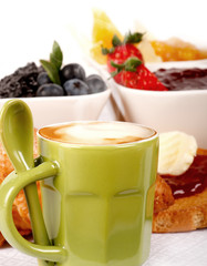 Cappuccino caldo con marmellate