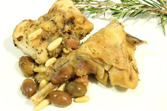 coniglio alla ligure con olive e pinoli