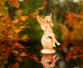 Engel im Herbstlaub