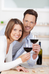 schönes junges paar genießt rotwein