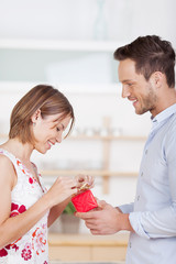 mann überreicht seiner freundin ein geschenk