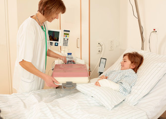 Krankenschwester serviert das Essen