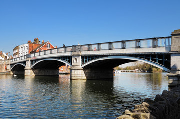 Fototapeta na wymiar Windsor i Eton Bridge nad Tamizą