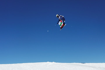 Saut extr&ecirc;me en snowboard (slopestyle )