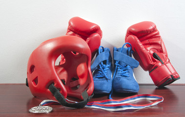 Gloves, helmet and shoes for fighting sports, and the medal