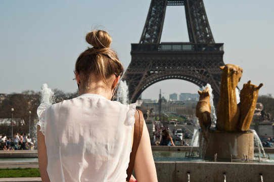jeune femme blonde devant la tour Eiffel à Paris