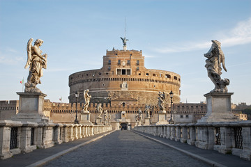 Fototapeta na wymiar Rzym - Angels zamek i most w godzinach porannych