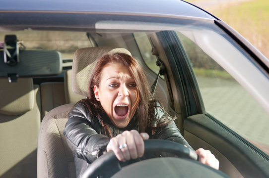 &auml;ngstliche junge frau schreit im auto