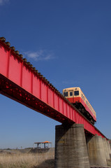 赤い橋を渡る小湊鉄道