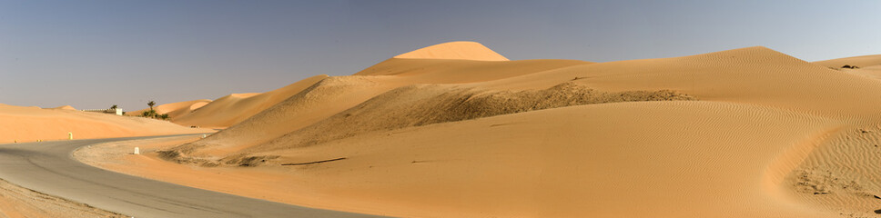 Fototapeta na wymiar Abu Zabi wydmy pustyni