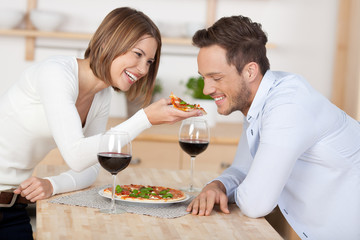 lachendes paar isst eine pizza