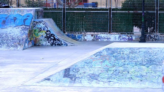 chico en pista de monopatin salto