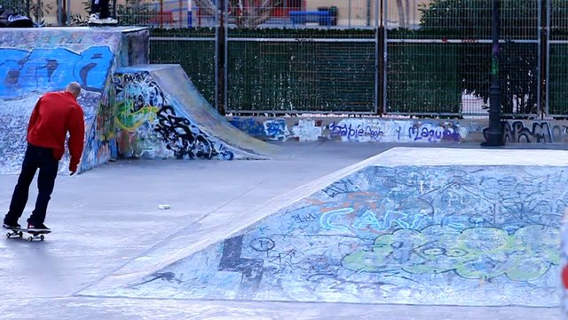 chico en pista de monopatin salto con vueltas