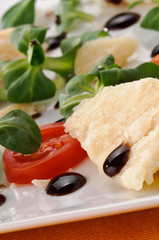 Formaggio Parmigiano con verdure e aceto balsamico