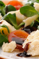 Aceto balsamico su formaggio parmigiano e verdure