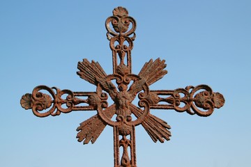 croix de cimetière rouillée.