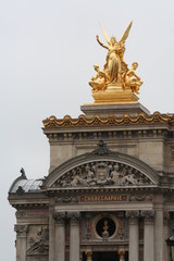 Fototapeta na wymiar Fragment Opery w Paryżu, Top Statua Złotego Lewa