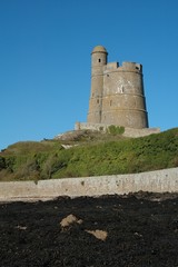 Fototapeta na wymiar Fort de la Hougue widok z plaży
