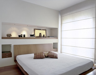 moderna camera da letto con grande finestra