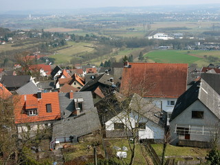 Blick von der Burg Gleiberg in Wettenberg Krofdorf-Gleiberg bei Sonnenschein auf Gießen und das...