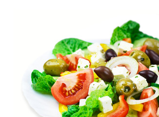 frischer Salat vor weißem Hintergrund