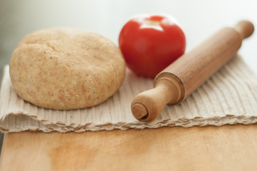 Fototapeta na wymiar Pasta integrale con pomodoro e mattarello
