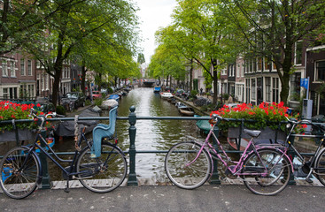 Fototapeta na wymiar Amsterdam Canal and Bikes
