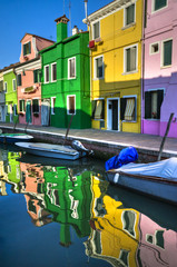 Fototapeta na wymiar Kolorowe Burano Włochy kanał refleksje