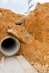 Digging drains to prevent flooding - 40262760