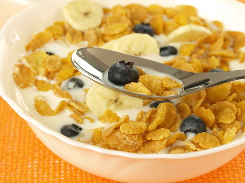 Milk with cornflakes and fruits