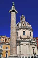 Fototapeta na wymiar Rzym, Kolumna Trajana i Kościół Najświętszego Imienia Maryi