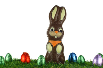 Lapin sur pelouse entouré d'oeufs de pâques