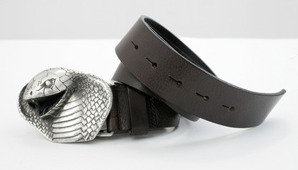 Guertel mit Schlangenkopfschnalle