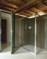 box doccia di vetro in un  bagno moderno in mansarda