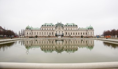 Fototapeta na wymiar Pałac w refleksji wody w austriackich podróży jesienią
