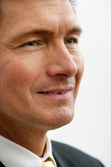 Mann schaut nachdenklich und visionaer zur Seite