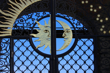 Солнце и полумесяц на воротах падающей башни в Казани