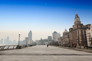 Fototapeta na wymiar Shanghai Bund w godzinach porannych
