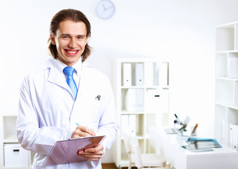 Naklejka premium Friendly doctor in medical office