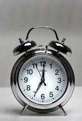 Wecker mit sich bewegendem Klingelhammer