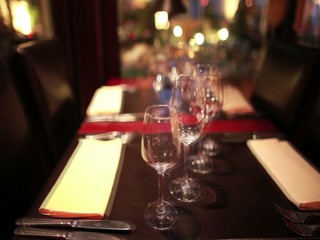 Belles tables dressées au restaurant